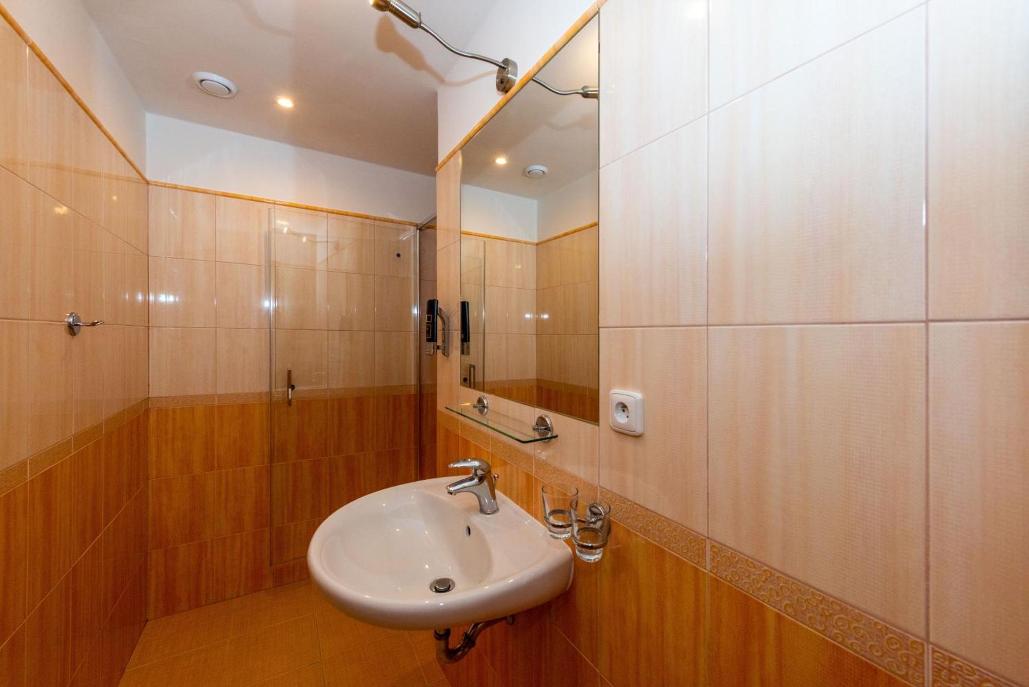 Hotel Modrin 派克波特斯耐兹库 外观 照片